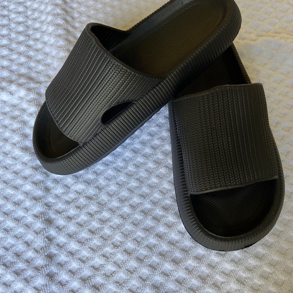 Plastic slide casual sandals. Size 38-39. Black. - Picture 2 of 9